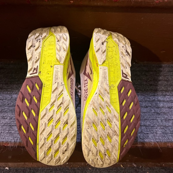 Nike Women’s Pegasus Trail 5 GORE-TEX Beige and Neon Green Running Shoes - Picture 3 of 3